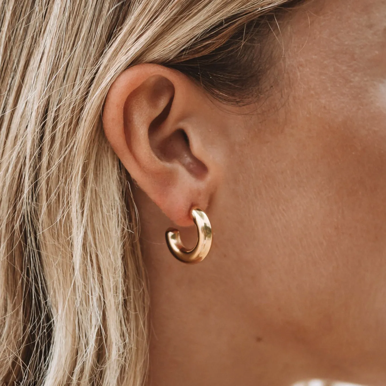Atolea Jewelry Earrings<Chunky Huggie Hoop Earrings